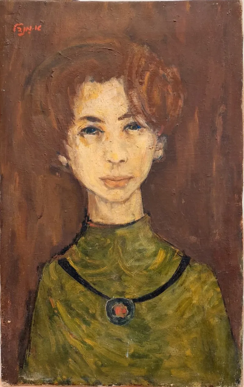 Woman-in-Green-Dress-and-Necklace