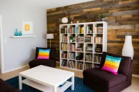 Postmodern-Interior-Design-Meets-Contemporary-Art